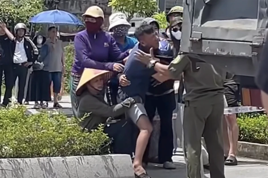 Bố mẹ khóc ngất bên nữ sinh tử vong dưới gầm xe tải Bố mẹ khóc ngất bên nữ sinh tử vong dưới gầm xe tải