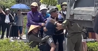 Bố mẹ khóc ngất bên nữ sinh tử vong dưới gầm xe tải
