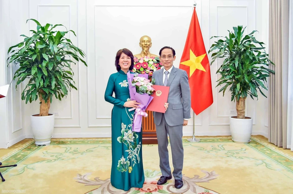 Bộ Ngoại giao trao Quyết định bổ nhiệm hai Thứ trưởng Bộ Ngoại giao Bộ Ngoại giao trao Quyết định bổ nhiệm hai Thứ trưởng Bộ Ngoại giao