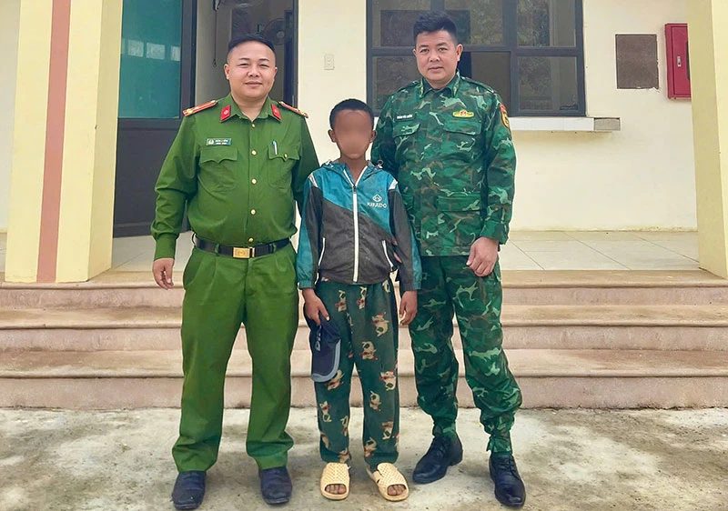 Bỏ nhà đi tìm mẹ, bé trai người Lào được Công an Việt Nam hỗ trợ về quê hương Bỏ nhà đi tìm mẹ, bé trai người Lào được Công an Việt Nam hỗ trợ về quê hương