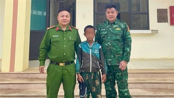 Bỏ nhà đi tìm mẹ, bé trai người Lào được Công an Việt Nam hỗ trợ về quê hương