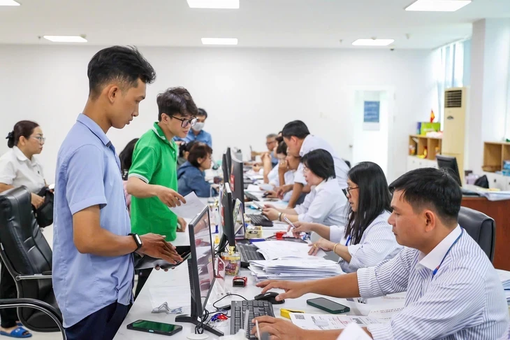Bộ Nội vụ hướng dẫn về tinh giản biên chế và tiếp nhận người không chuyên trách làm công chức Bộ Nội vụ hướng dẫn về tinh giản biên chế và tiếp nhận người không chuyên trách làm công chức