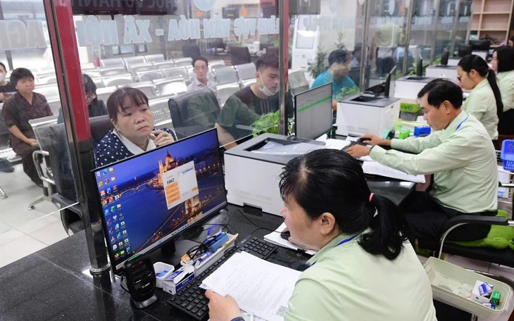 Bộ Nội vụ hướng dẫn về tinh giản biên chế và tiếp nhận người không chuyên trách làm công chức Bộ Nội vụ hướng dẫn về tinh giản biên chế và tiếp nhận người không chuyên trách làm công chức