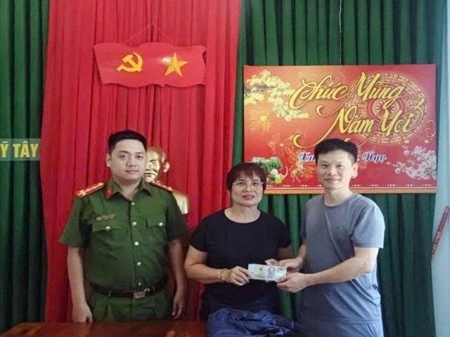 Bỏ quên 32,4 triệu đồng ở quán cơm, diễn biến sau đó thật ấm lòng Bỏ quên 32,4 triệu đồng ở quán cơm, diễn biến sau đó thật ấm lòng