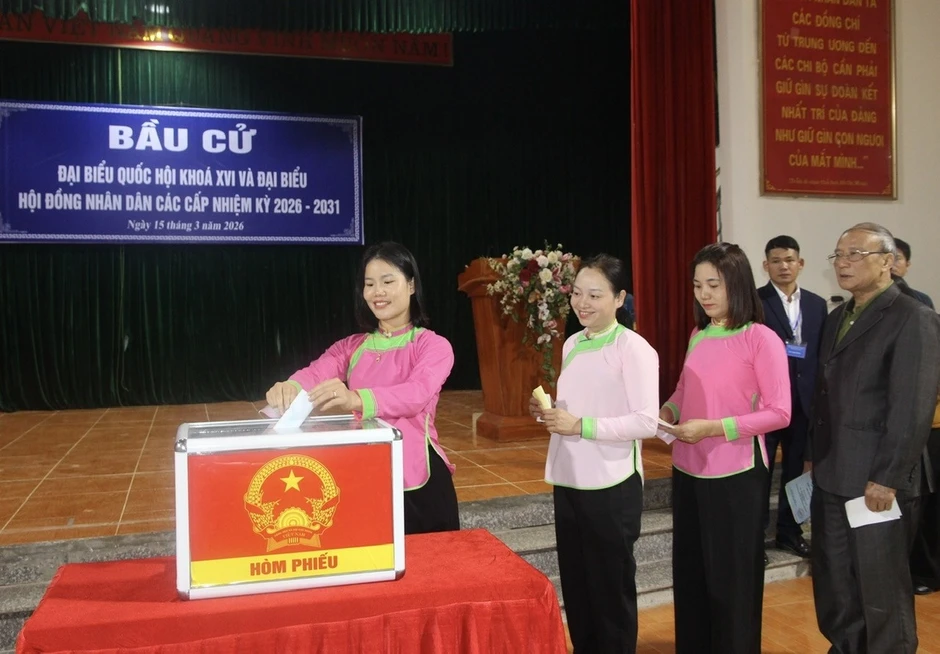 Bố trí ăn nghỉ, đưa đón cử tri vùng khó trong ngày bầu cử Bố trí ăn nghỉ, đưa đón cử tri vùng khó trong ngày bầu cử