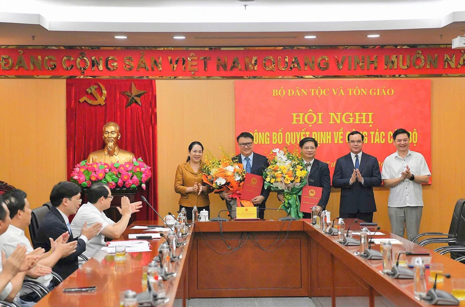 Bộ trưởng Nguyễn Đình Khang chủ trì trao Quyết định điều động, bổ nhiệm cán bộ Bộ trưởng Nguyễn Đình Khang chủ trì trao Quyết định điều động, bổ nhiệm cán bộ