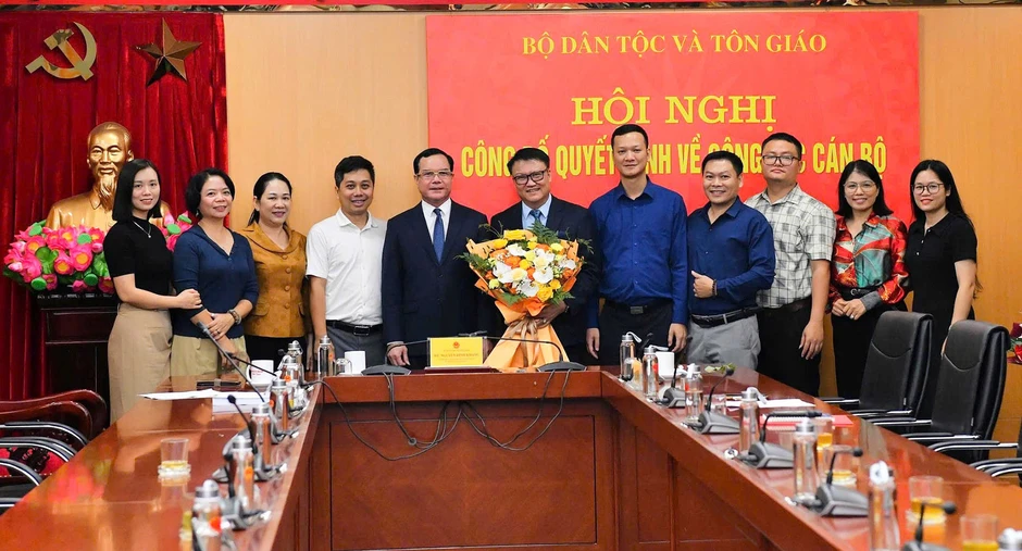 Bộ trưởng Nguyễn Đình Khang chủ trì trao Quyết định điều động, bổ nhiệm cán bộ Bộ trưởng Nguyễn Đình Khang chủ trì trao Quyết định điều động, bổ nhiệm cán bộ