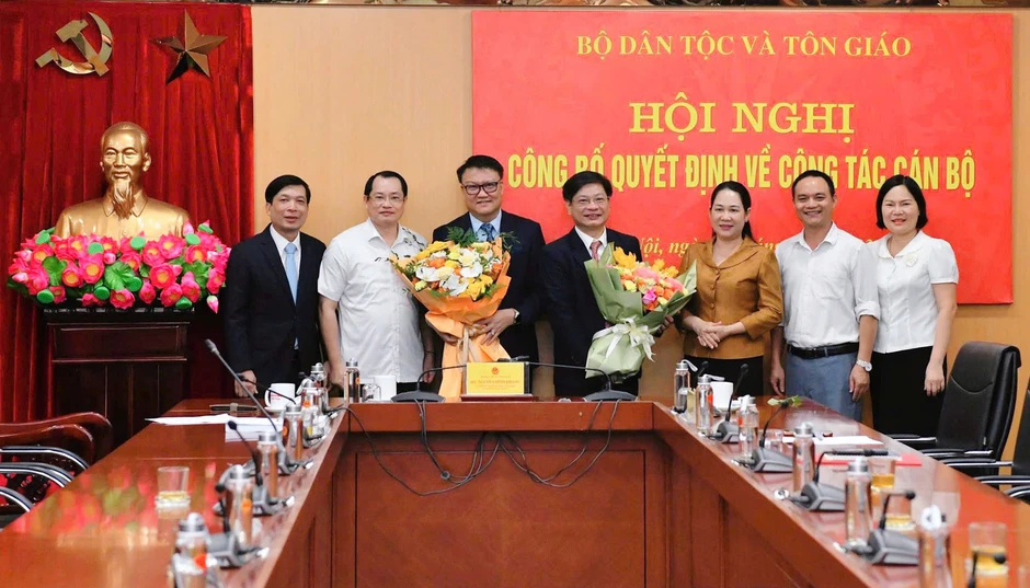Bộ trưởng Nguyễn Đình Khang chủ trì trao Quyết định điều động, bổ nhiệm cán bộ Bộ trưởng Nguyễn Đình Khang chủ trì trao Quyết định điều động, bổ nhiệm cán bộ