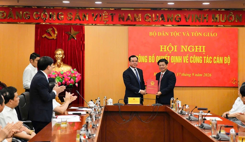 Bộ trưởng Nguyễn Đình Khang chủ trì trao Quyết định điều động, bổ nhiệm cán bộ Bộ trưởng Nguyễn Đình Khang chủ trì trao Quyết định điều động, bổ nhiệm cán bộ
