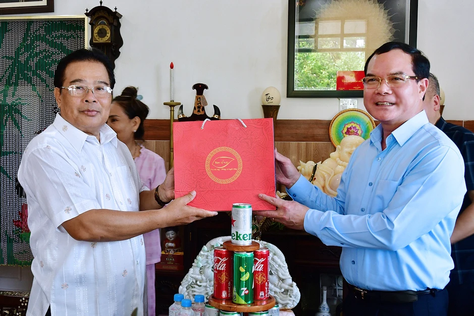 Bộ trưởng Nguyễn Đình Khang thăm, chúc Tết đồng bào Khmer tại Vĩnh Long Bộ trưởng Nguyễn Đình Khang thăm, chúc Tết đồng bào Khmer tại Vĩnh Long