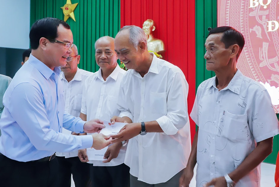 Bộ trưởng Nguyễn Đình Khang thăm, chúc Tết đồng bào Khmer tại Vĩnh Long Bộ trưởng Nguyễn Đình Khang thăm, chúc Tết đồng bào Khmer tại Vĩnh Long