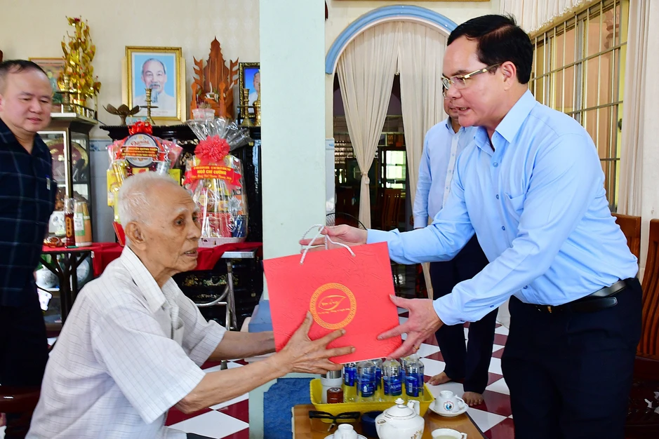 Bộ trưởng Nguyễn Đình Khang thăm, chúc Tết đồng bào Khmer tại Vĩnh Long Bộ trưởng Nguyễn Đình Khang thăm, chúc Tết đồng bào Khmer tại Vĩnh Long
