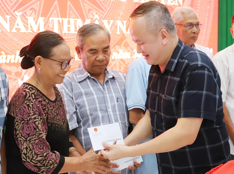 Bộ trưởng Nguyễn Đình Khang thăm, chúc Tết đồng bào Khmer tại Vĩnh Long Bộ trưởng Nguyễn Đình Khang thăm, chúc Tết đồng bào Khmer tại Vĩnh Long