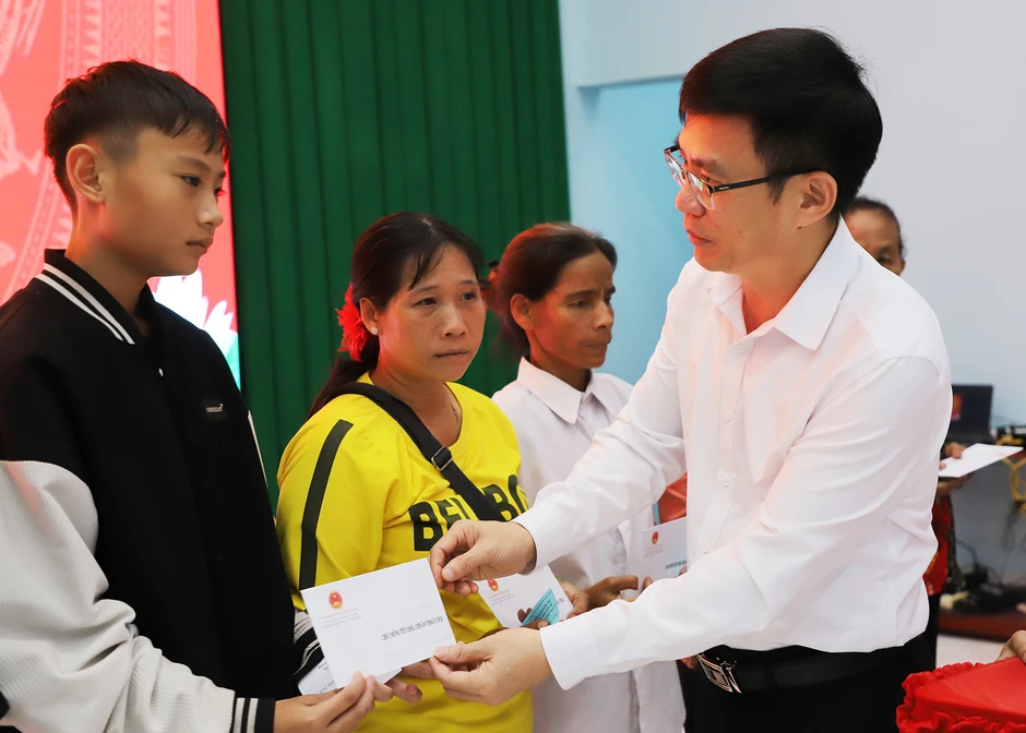 Bộ trưởng Nguyễn Đình Khang thăm, chúc Tết đồng bào Khmer tại Vĩnh Long Bộ trưởng Nguyễn Đình Khang thăm, chúc Tết đồng bào Khmer tại Vĩnh Long