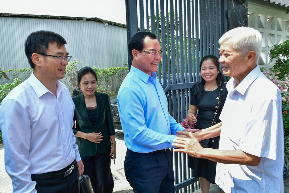 Bộ trưởng Nguyễn Đình Khang thăm, chúc Tết đồng bào Khmer tại Vĩnh Long Bộ trưởng Nguyễn Đình Khang thăm, chúc Tết đồng bào Khmer tại Vĩnh Long