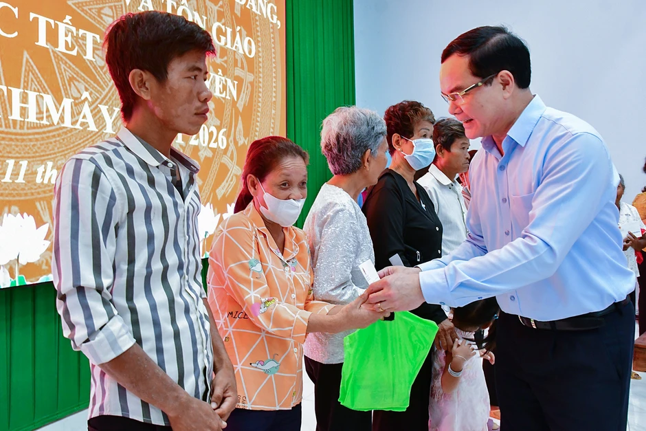 Bộ trưởng Nguyễn Đình Khang thăm, chúc Tết đồng bào Khmer tại Vĩnh Long Bộ trưởng Nguyễn Đình Khang thăm, chúc Tết đồng bào Khmer tại Vĩnh Long