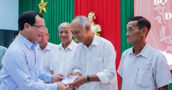 Bộ trưởng Nguyễn Đình Khang thăm, chúc Tết đồng bào Khmer tại Vĩnh Long