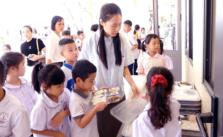 Bữa ăn bán trú và 'người chưa bị lộ' Bữa ăn bán trú và 'người chưa bị lộ'