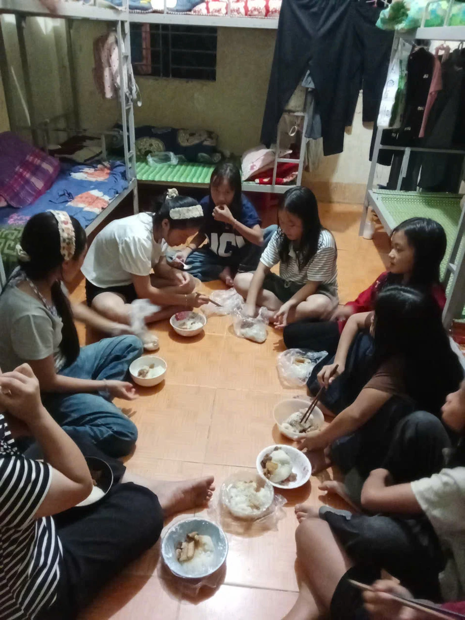 Bữa ăn tránh lũ của học sinh nội trú Tam Thái, có đủ xôi và thịt kho Bữa ăn tránh lũ của học sinh nội trú Tam Thái, có đủ xôi và thịt kho
