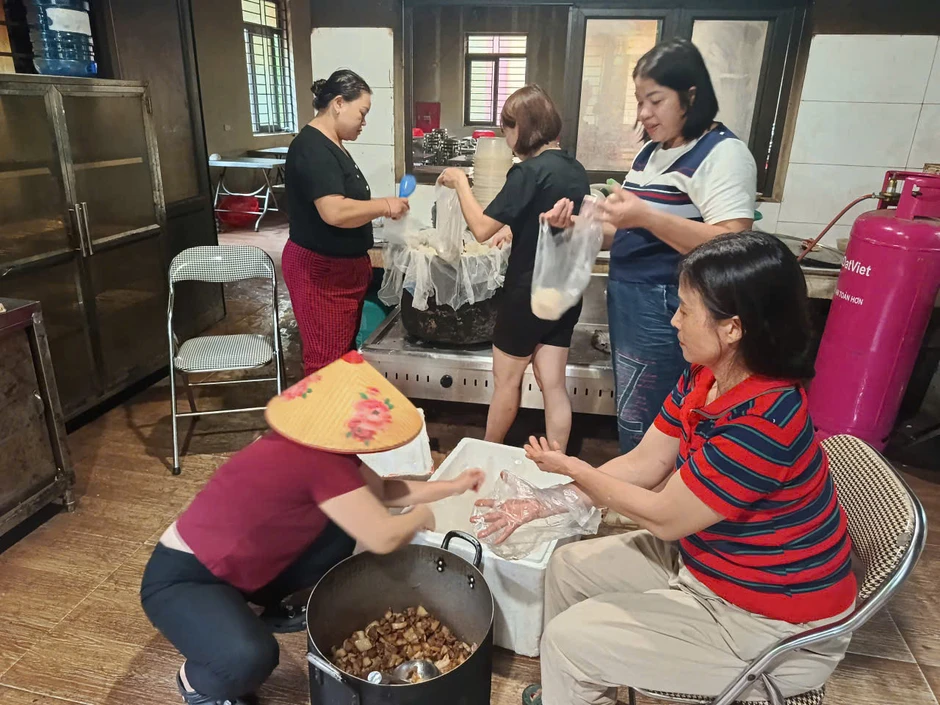 Bữa ăn tránh lũ của học sinh nội trú Tam Thái, có đủ xôi và thịt kho Bữa ăn tránh lũ của học sinh nội trú Tam Thái, có đủ xôi và thịt kho