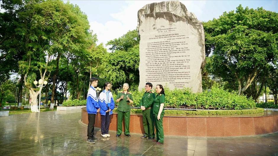 Bức thư 280 chữ của Bác Hồ trong khuôn viên trụ sở tỉnh ủy Bức thư 280 chữ của Bác Hồ trong khuôn viên trụ sở tỉnh ủy