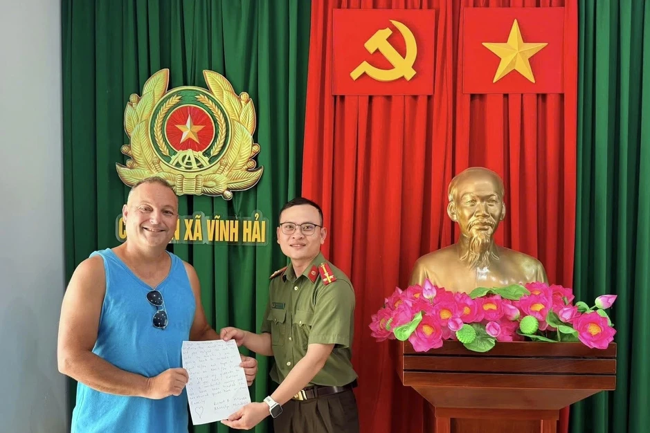 Bức thư của vị khách Tây gửi công an sau chuyến trở lại Việt Nam Bức thư của vị khách Tây gửi công an sau chuyến trở lại Việt Nam