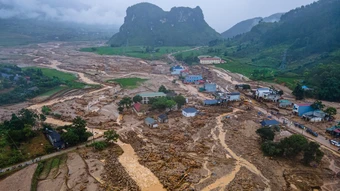 Bùn đất phủ kín thung lũng Mường Than
