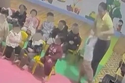 Buộc thôi việc với cô giáo có hành vi lôi, giật tay trẻ mầm non ở Lào Cai Buộc thôi việc với cô giáo có hành vi lôi, giật tay trẻ mầm non ở Lào Cai
