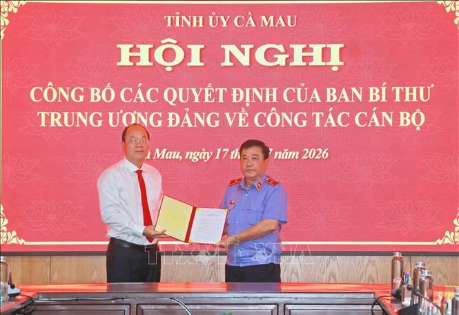 Cà Mau công bố các quyết định về công tác cán bộ Cà Mau công bố các quyết định về công tác cán bộ