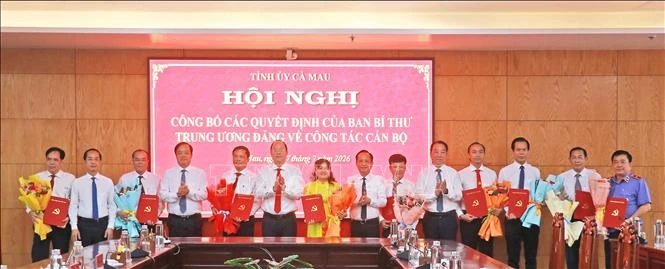 Cà Mau công bố các quyết định về công tác cán bộ Cà Mau công bố các quyết định về công tác cán bộ