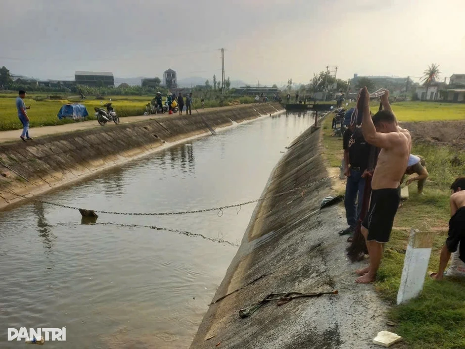 Cá nổi dày đặc bất thường trên sông, dân rủ nhau kéo lưới Cá nổi dày đặc bất thường trên sông, dân rủ nhau kéo lưới
