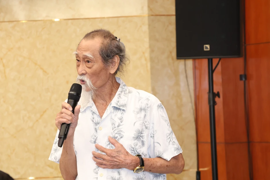Ca sĩ Anh Tú xúc động tại họp mặt đầu năm: "Tôi tự hào là một ngọn nến của nghệ thuật" Ca sĩ Anh Tú xúc động tại họp mặt đầu năm: "Tôi tự hào là một ngọn nến của nghệ thuật"