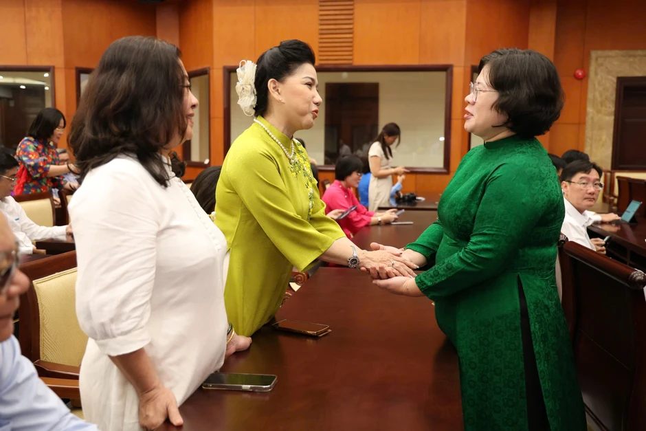 Ca sĩ Anh Tú xúc động tại họp mặt đầu năm: "Tôi tự hào là một ngọn nến của nghệ thuật" Ca sĩ Anh Tú xúc động tại họp mặt đầu năm: "Tôi tự hào là một ngọn nến của nghệ thuật"