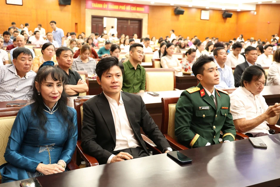 Ca sĩ Anh Tú xúc động tại họp mặt đầu năm: "Tôi tự hào là một ngọn nến của nghệ thuật" Ca sĩ Anh Tú xúc động tại họp mặt đầu năm: "Tôi tự hào là một ngọn nến của nghệ thuật"