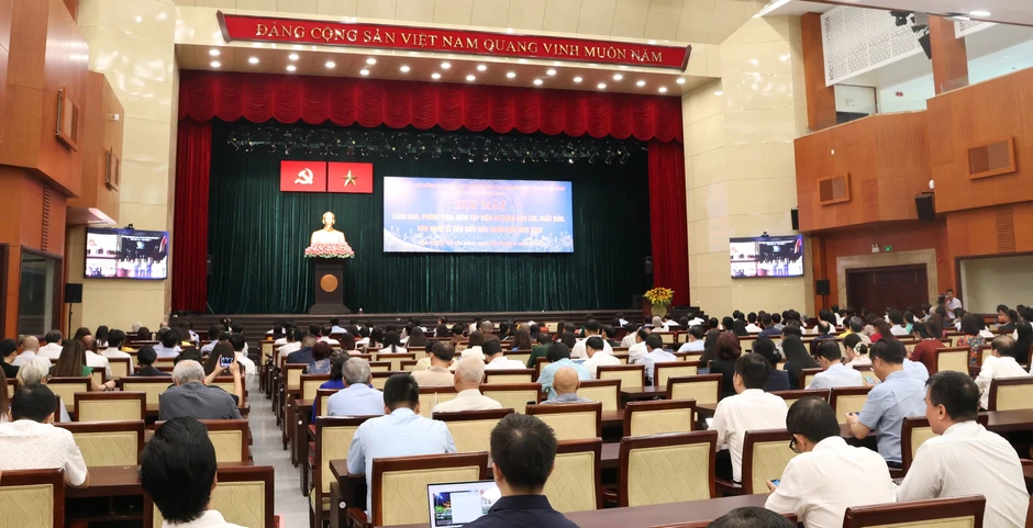 Ca sĩ Anh Tú xúc động tại họp mặt đầu năm: "Tôi tự hào là một ngọn nến của nghệ thuật" Ca sĩ Anh Tú xúc động tại họp mặt đầu năm: "Tôi tự hào là một ngọn nến của nghệ thuật"