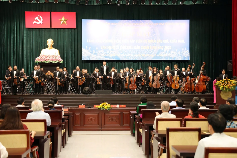 Ca sĩ Anh Tú xúc động tại họp mặt đầu năm: "Tôi tự hào là một ngọn nến của nghệ thuật" Ca sĩ Anh Tú xúc động tại họp mặt đầu năm: "Tôi tự hào là một ngọn nến của nghệ thuật"