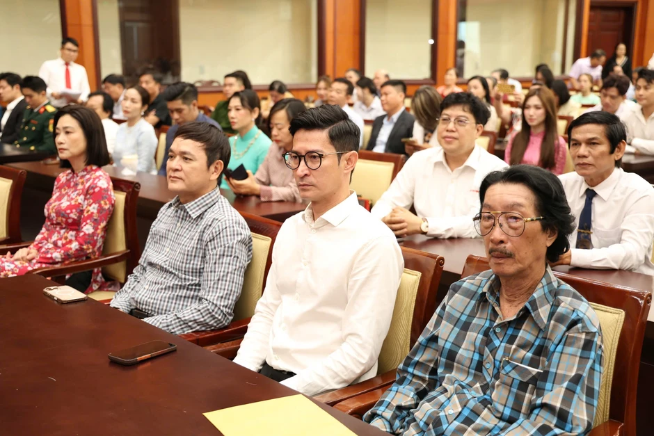 Ca sĩ Anh Tú xúc động tại họp mặt đầu năm: "Tôi tự hào là một ngọn nến của nghệ thuật" Ca sĩ Anh Tú xúc động tại họp mặt đầu năm: "Tôi tự hào là một ngọn nến của nghệ thuật"