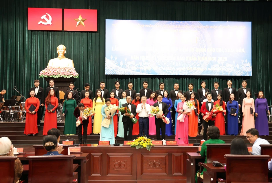 Ca sĩ Anh Tú xúc động tại họp mặt đầu năm: "Tôi tự hào là một ngọn nến của nghệ thuật" Ca sĩ Anh Tú xúc động tại họp mặt đầu năm: "Tôi tự hào là một ngọn nến của nghệ thuật"