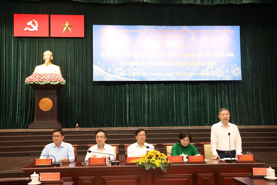 Ca sĩ Anh Tú xúc động tại họp mặt đầu năm: "Tôi tự hào là một ngọn nến của nghệ thuật" Ca sĩ Anh Tú xúc động tại họp mặt đầu năm: "Tôi tự hào là một ngọn nến của nghệ thuật"