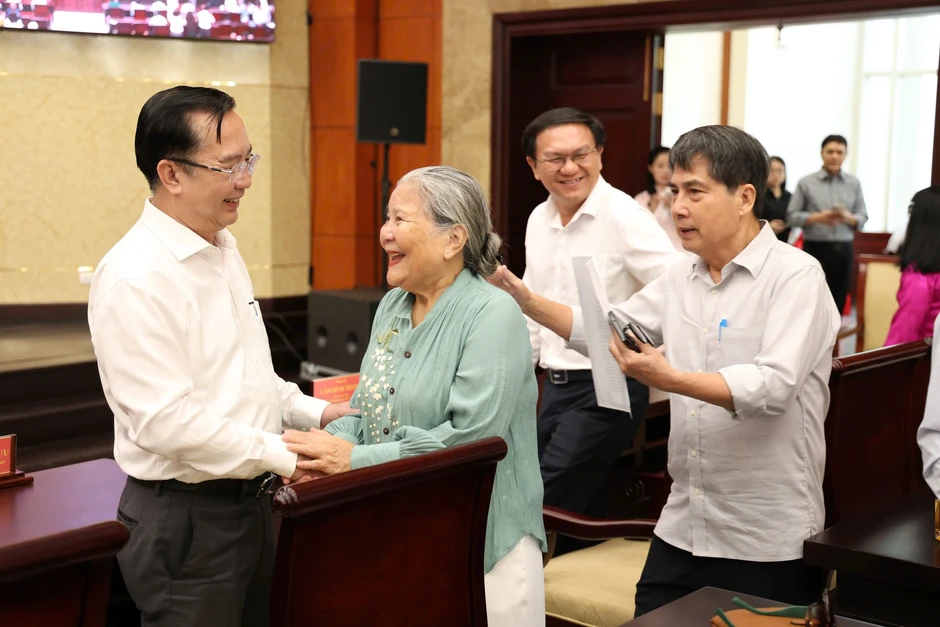 Ca sĩ Anh Tú xúc động tại họp mặt đầu năm: "Tôi tự hào là một ngọn nến của nghệ thuật" Ca sĩ Anh Tú xúc động tại họp mặt đầu năm: "Tôi tự hào là một ngọn nến của nghệ thuật"
