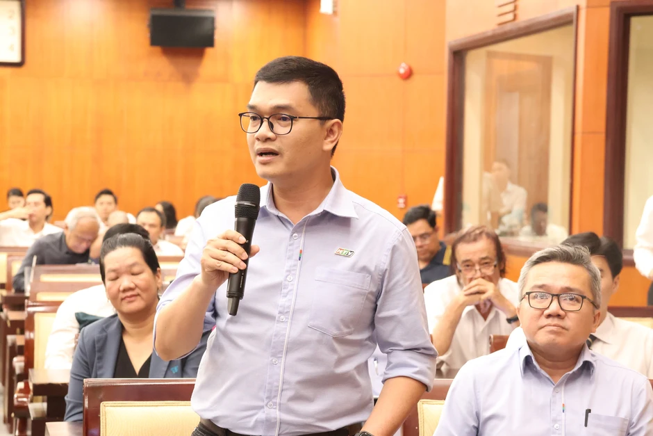 Ca sĩ Anh Tú xúc động tại họp mặt đầu năm: "Tôi tự hào là một ngọn nến của nghệ thuật" Ca sĩ Anh Tú xúc động tại họp mặt đầu năm: "Tôi tự hào là một ngọn nến của nghệ thuật"