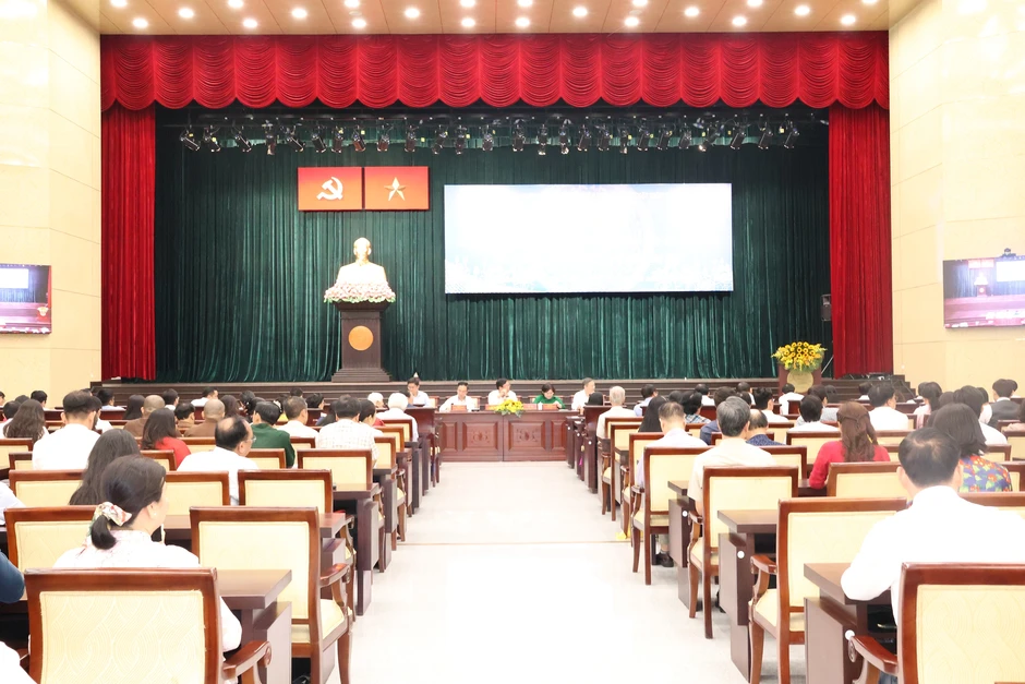 Ca sĩ Anh Tú xúc động tại họp mặt đầu năm: "Tôi tự hào là một ngọn nến của nghệ thuật" Ca sĩ Anh Tú xúc động tại họp mặt đầu năm: "Tôi tự hào là một ngọn nến của nghệ thuật"