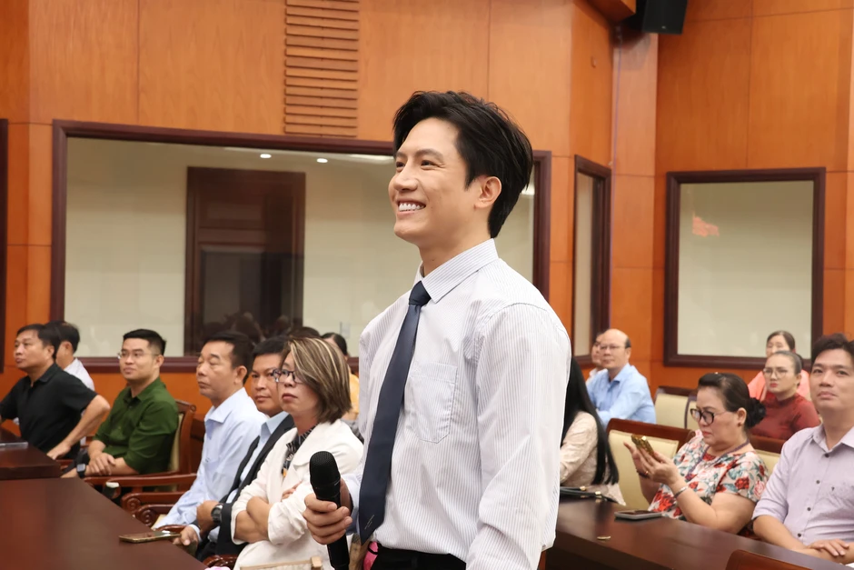 Ca sĩ Anh Tú xúc động tại họp mặt đầu năm: "Tôi tự hào là một ngọn nến của nghệ thuật" Ca sĩ Anh Tú xúc động tại họp mặt đầu năm: "Tôi tự hào là một ngọn nến của nghệ thuật"
