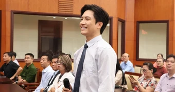 Ca sĩ Anh Tú xúc động tại họp mặt đầu năm: "Tôi tự hào là một ngọn nến của nghệ thuật"