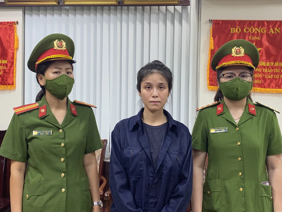 Ca sĩ Chi Dân, người mẫu An Tây và cô tiên ‘từ thiện’ hầu tòa Ca sĩ Chi Dân, người mẫu An Tây và cô tiên ‘từ thiện’ hầu tòa