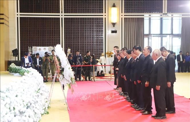 Các hội, đoàn người Việt Nam tại Lào viếng đồng chí Xaysomphone Phomvihane Các hội, đoàn người Việt Nam tại Lào viếng đồng chí Xaysomphone Phomvihane