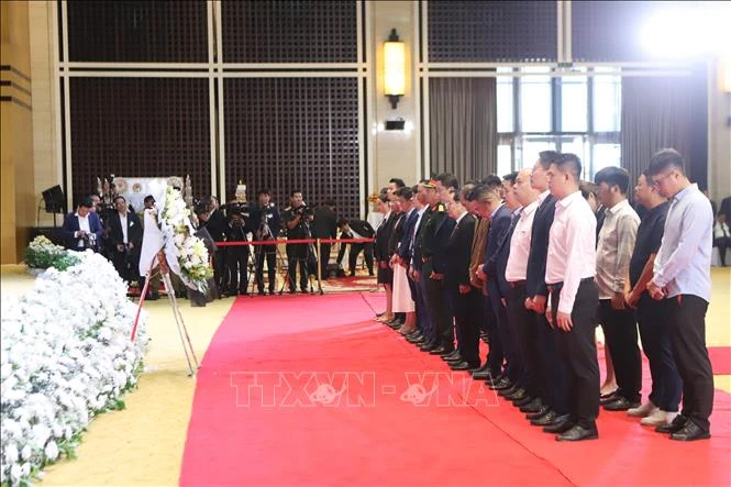 Các hội, đoàn người Việt Nam tại Lào viếng đồng chí Xaysomphone Phomvihane Các hội, đoàn người Việt Nam tại Lào viếng đồng chí Xaysomphone Phomvihane