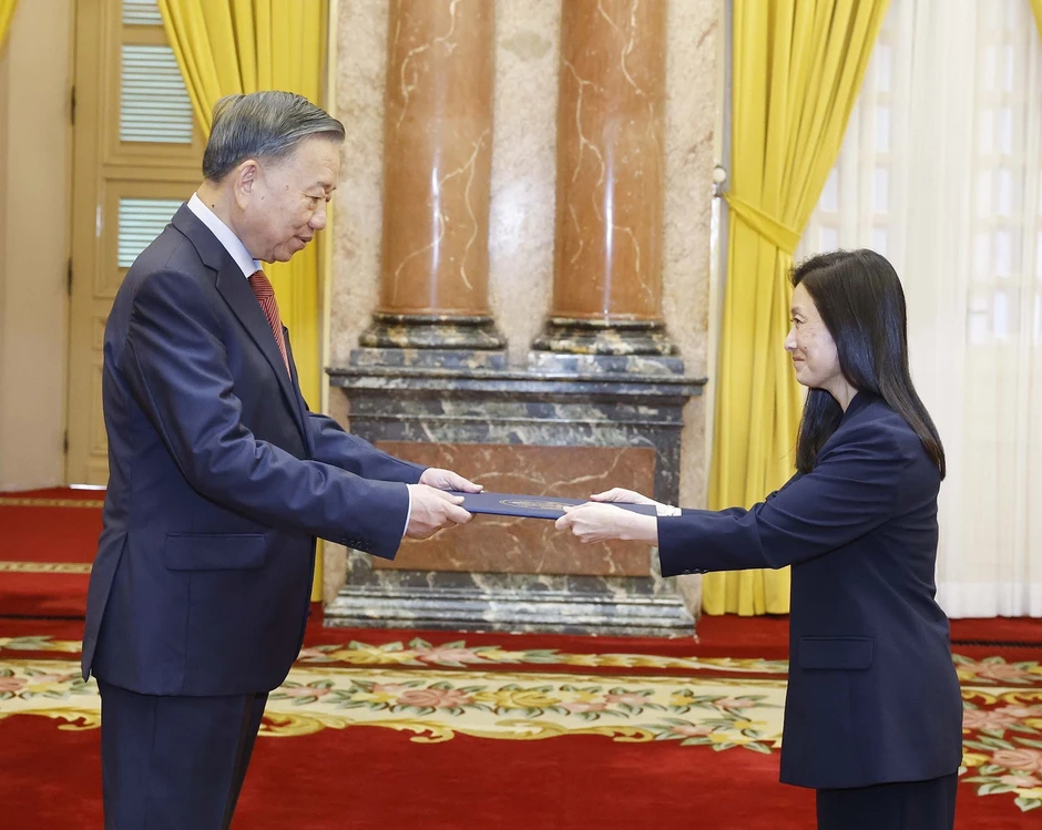 Các tân đại sứ trình Quốc thư lên Tổng Bí thư, Chủ tịch nước Các tân đại sứ trình Quốc thư lên Tổng Bí thư, Chủ tịch nước