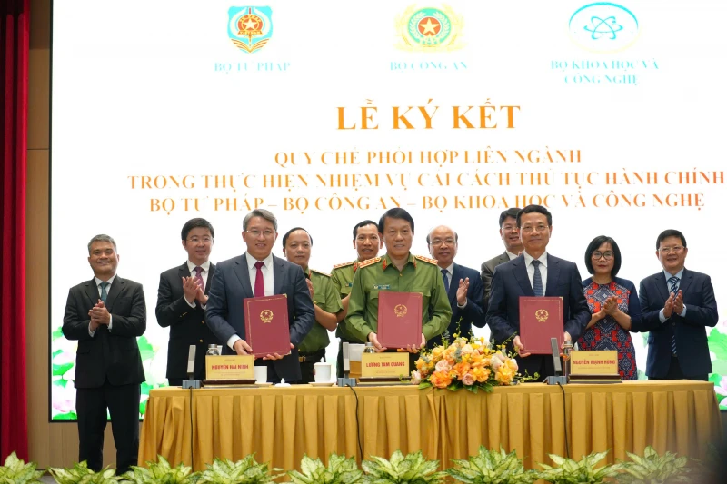 Cải cách thủ tục hành chính phải đổi mới thực chất, toàn diện, gắn với chuyển đổi số Cải cách thủ tục hành chính phải đổi mới thực chất, toàn diện, gắn với chuyển đổi số