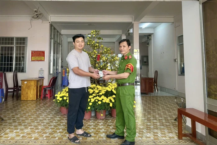Cái kết ấm lòng khi người đàn ông bỏ quên hàng chục triệu đồng tại trụ ATM Cái kết ấm lòng khi người đàn ông bỏ quên hàng chục triệu đồng tại trụ ATM